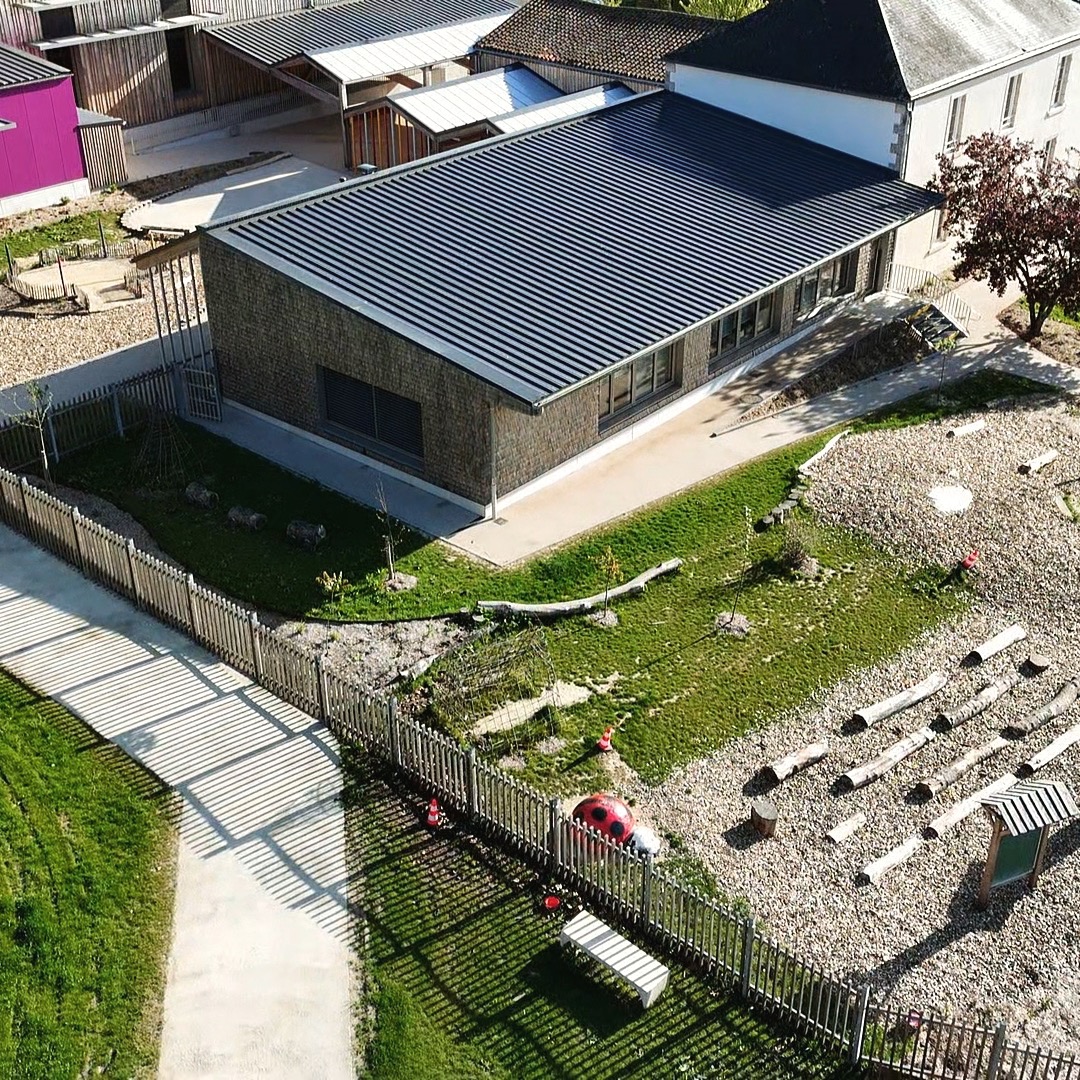 #coursoasisRenaturer les lieux au sein des établissements scolaires : zoom sur https://atelierdrin.com/reference/lecole-publique-pierre-menanteau/ sur l'école publique Pierre Menanteau au Boupère. Un travail exemplaire qui a conduit à une végétalisation des espaces réussie!#paysagisteconcepteur #coursoasis #paysdepouzauges #renaturationjardin #architectepaysagiste #vegetalisationecole #desimpermeabilisation