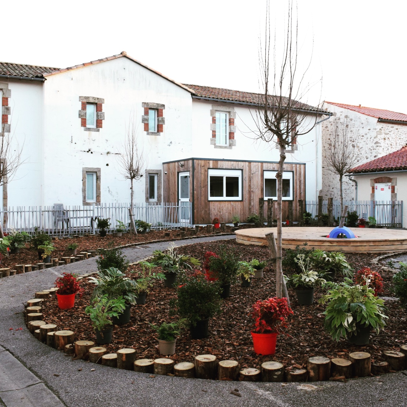 Quand les enfants sont associés aux opérations de plantation : une belle appropriation des lieux dans les cours de l'école maternelle à Aubigny-les-Clouzeaux. Heureuse d'avoir accompagner la commune dans ce projet de renaturation des lieux! 🌸🌸🌸