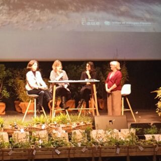 #TABLE RONDE : Végétalisation et DésimperméabilisationLors de la soirée départementale organisée par le CAUE de la Vendée et pour la remise des prix Conseil National des Villes et Villages Fleuris, j’ai participé à une table ronde menée par Muriel Courtial, paysagiste-conseil, sur le thème : 'Végétaliser et désimperméabiliser les espaces publics, l'affaire de tous !' avec Anne Aubin Sicard (La Roche sur Yon) et Adeline AUBERGER (Meilleraie-Tillay).Forte de mon expérience de Paysagiste-Conceptrice et d'élue municipale, j’ai pu exposer les différentes étapes d’une renaturation de cours d’écoles, à travers l’expérience de maîtrise d’œuvre de l’école René Guilbaud de Mouchamps. Puis j’ai pu poursuivre avec l’exemple de la renaturation du centre-bourg de Rochetrejoux où je suis élue, initiée par la végétalisation de la cour de l’école publique.Merci au @caue_85 pour son invitation ! @mairie_de_rochetrejoux @mouchamps @lameilleraietillay85700 @larochesuryonfr #paysagisteconcepteur #coursoasis #vegetalisationurbaine