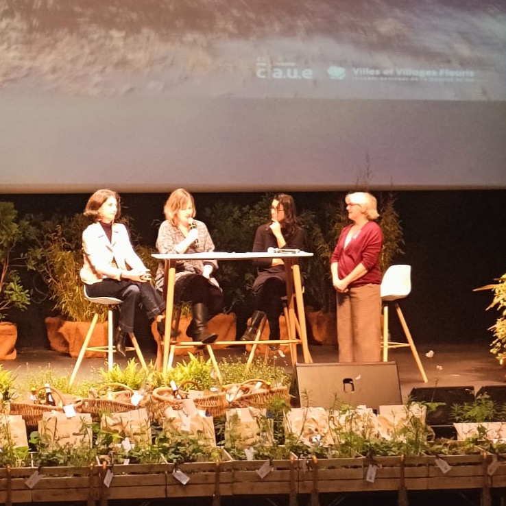 #TABLE RONDE : Végétalisation et DésimperméabilisationLors de la soirée départementale organisée par le CAUE de la Vendée et pour la remise des prix Conseil National des Villes et Villages Fleuris, j’ai participé à une table ronde menée par Muriel Courtial, paysagiste-conseil, sur le thème : 'Végétaliser et désimperméabiliser les espaces publics, l'affaire de tous !' avec Anne Aubin Sicard (La Roche sur Yon) et Adeline AUBERGER (Meilleraie-Tillay).Forte de mon expérience de Paysagiste-Conceptrice et d'élue municipale, j’ai pu exposer les différentes étapes d’une renaturation de cours d’écoles, à travers l’expérience de maîtrise d’œuvre de l’école René Guilbaud de Mouchamps. Puis j’ai pu poursuivre avec l’exemple de la renaturation du centre-bourg de Rochetrejoux où je suis élue, initiée par la végétalisation de la cour de l’école publique.Merci au @caue_85 pour son invitation ! @mairie_de_rochetrejoux @mouchamps @lameilleraietillay85700 @larochesuryonfr #paysagisteconcepteur #coursoasis #vegetalisationurbaine