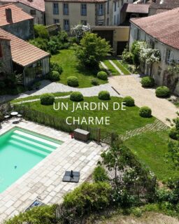 🌿✨ [TRANSFORMATION] Accompagner un jardin patrimonial sur plusieurs années, c'est une formidable aventure…Depuis plusieurs années, j’accompagne les propriétaires de ce jardin vendéen dans sa métamorphose : d’un espace désorganisé, sans trame claire mais avec un bâti de qualité, nous avons recréé un écrin végétal harmonieux, où chaque détail a son importance.Notre défi ?
Réorganiser l’espace, Choisir des palettes végétales adaptées, pour un jardin vivant et durable.
Intégrer un nouveau bâtiment et des éléments paysagers qui semblent avoir toujours été là… alors qu’ils ont été entièrement repensés !Mon approche ?
Un accompagnement sur plusieurs années, pour transformer l’espace au fil des saisons.
L’aquarelle comme outil de visualisation et de dialogue, pour capturer l’âme du lieu avant même sa réalisation.
Une connaissance fine des plantes et une maîtrise de l’agencement, pour équilibrer patrimoine et modernité.Parce qu’un jardin, c’est une histoire qui s’écrit pas à pas…💬 Et vous, quel est votre rêve pour votre extérieur ? Dites-le en commentaire, ou envoyez-moi un message pour en parler !#JardinPatrimonial #Paysagisteconcepteur #architectepaysagiste  #AtelierDrin #Aquarelle #AménagementPaysager #Roserie #PatrimoineVendéen #ArtDuJardin #Transformation