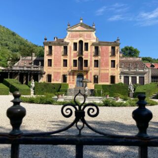 Un beau voyage d’étude réalisé pour le Master JHPP en Italie, entre Bologne, Padoue et Ferrare. J’ai eu la chance de découvrir des lieux variés et de faire des rencontres enrichissantes. Et également de parcourir Florence et Venise, je reviendrais c’est sûr! Coup de cœur 😍 pour la ville de Padoue, le jardin et les buis de Valsanzibio, les murailles de Ferrare et le charme de Venise…