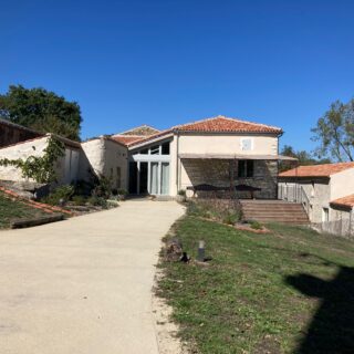 Hier, direction Le Moulin des Étrebières à Cheffois, pour une intervention auprès d'un groupe en formation sur les gîtes et chambres d'hôtes, aux côtés de Vendée Expansion et du CAUE @caue_85 la Vendée.Un lieu magnifique : un ancien hameau et son moulin, niché sur 9 hectares de bocage vendéen, entièrement rénové dans une démarche éco-responsable, avec potager et verger en permaculture, et labellisé Refuge LPO pour la biodiversité qu'il abrite 🦉L'occasion pour moi de rappeler une chose essentielle : les abords d'un gîte ou d'une chambre d'hôtes, ça se pense ! Accueil, circulation, intimité, mise en valeur du site, choix des végétaux... faire appel à un professionnel de la conception dès le départ, un vrai atout pour créer un vrai cadre pour les hôtes 🌸.Merci aux participants pour leurs questions, et un grand merci à Vendée Expansion et au Moulin des @etrebieres pour cette belle rencontre.Et comme toujours... quel bonheur de visiter un jardin et d'observer son évolution!#paysagiste #paysagisteconcepteur #jardinier #gitesetchambresdhotes #vendeetourisme #bocagevendeen #permaculture #biodiversite #atelierdrin #vendee #paysage